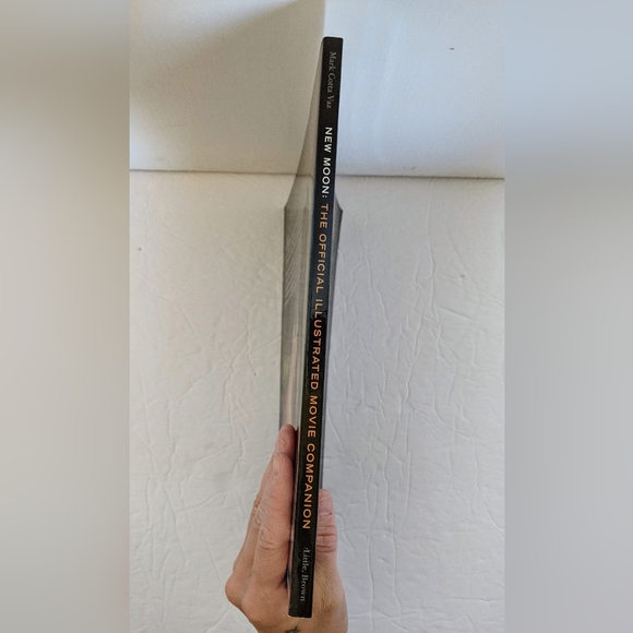 The Twilight Saga New Moon The Official Illustrated Movie Companion Book - Picture 6 of 10